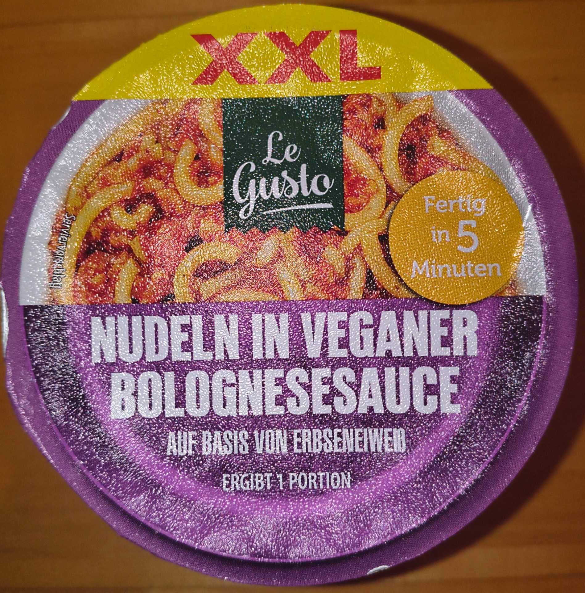 Nudeln in veganer Bolognesesauce